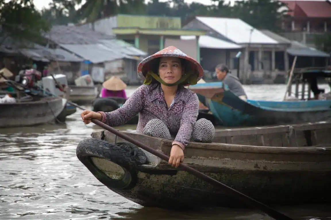 A beutiful girl steering the boat in Con Dao
