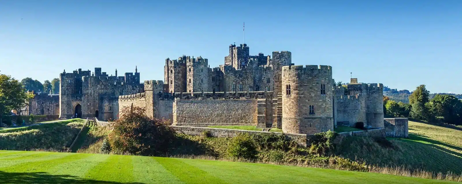 Explore Scotland and Ireland holiday with green landscapes, historic castles and iconic landmarks